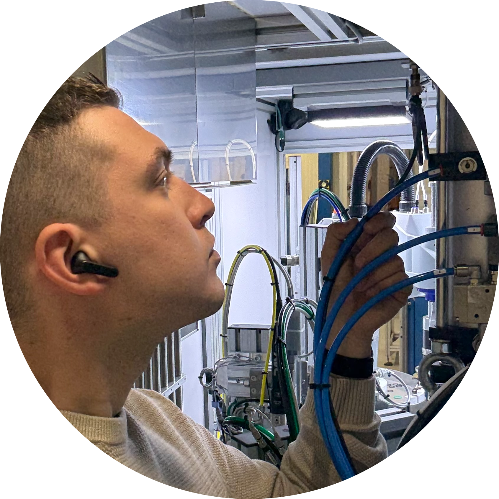 Matteo Iurato con macchine industriali e sistemi pneumatici